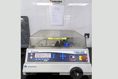 Metallographic cutting machine