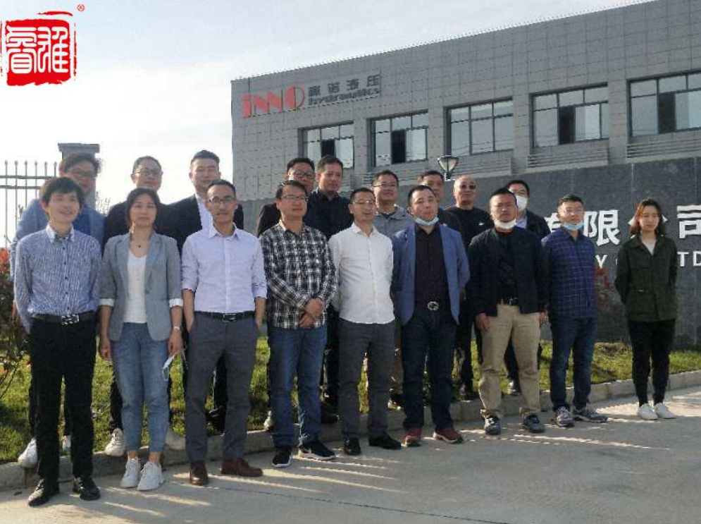 Group photo of exchange visit factory 2